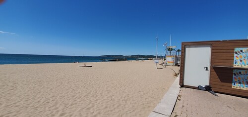 Fréjus-Plage, 110m2, 3 bedrooms, 6 people, facing the sea, air conditioning and double garage