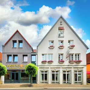 Front of property - Hotel Müller Café & Wein . Mondholzhotel (Veitshoechheim)