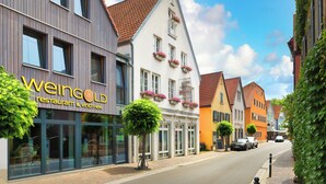 A street with buildings, including a restaurant named "Weingold" and a hotel named "Moller". - Hotel Müller Café & Wein . Mondholzhotel (Veitshoechheim)