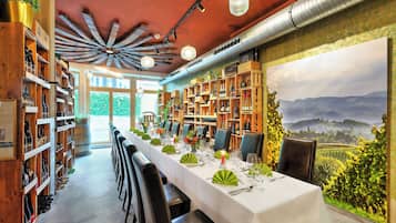 Breakfast, lunch, dinner served; alfresco dining
