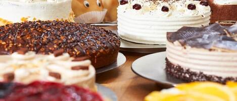 Variedad de pasteles y postres sobre una mesa.
