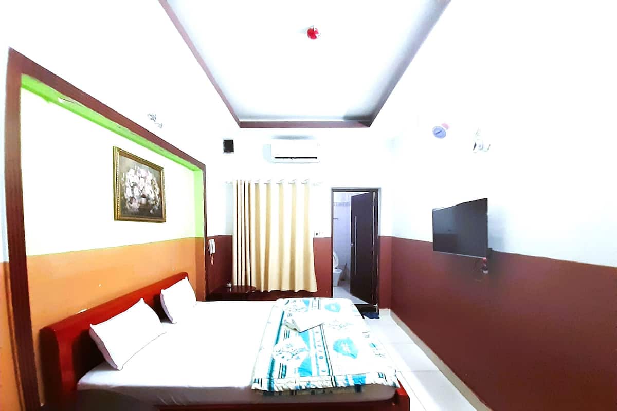 Economy Double Room | 1 bedroom, minibar, desk, laptop workspace