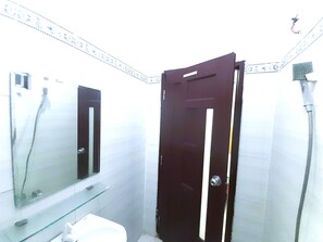 Economy Double Room | Bathroom | Shower, free toiletries, towels, toilet paper - Cam Tho Hotel (Ho Chi Minh City)
