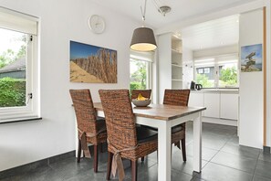 Dining - Holiday Home in Brouwershaven by Grevelingenmeer (Brouwershaven)