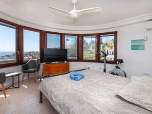 5 bedrooms, desk, Internet