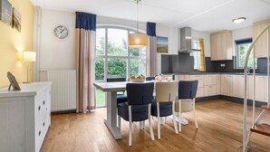 Coffee/tea maker, fridge, microwave, stovetop - Spacious Home with Garden (Brouwershaven)