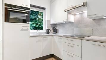 Réfrigérateur, micro-ondes, plaque de cuisson, lave-vaisselle