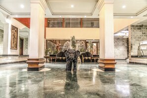 ฝ่ายต้อนรับ