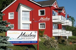 Exterior - Exclusive apartment with panoramic lake view (Schalkenmehren)