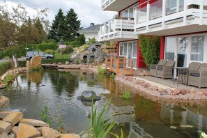 Property grounds - Exclusive holiday apartment with volcano views (Schalkenmehren)