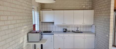 Frigorifero, forno, piano cottura, macchina per tè/caffè