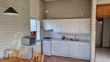 Frigorífico, horno, placa de cocina y cafetera o tetera