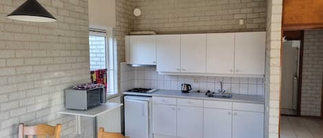 Refrigerador, horno, parrilla de estufa y cafetera y tetera