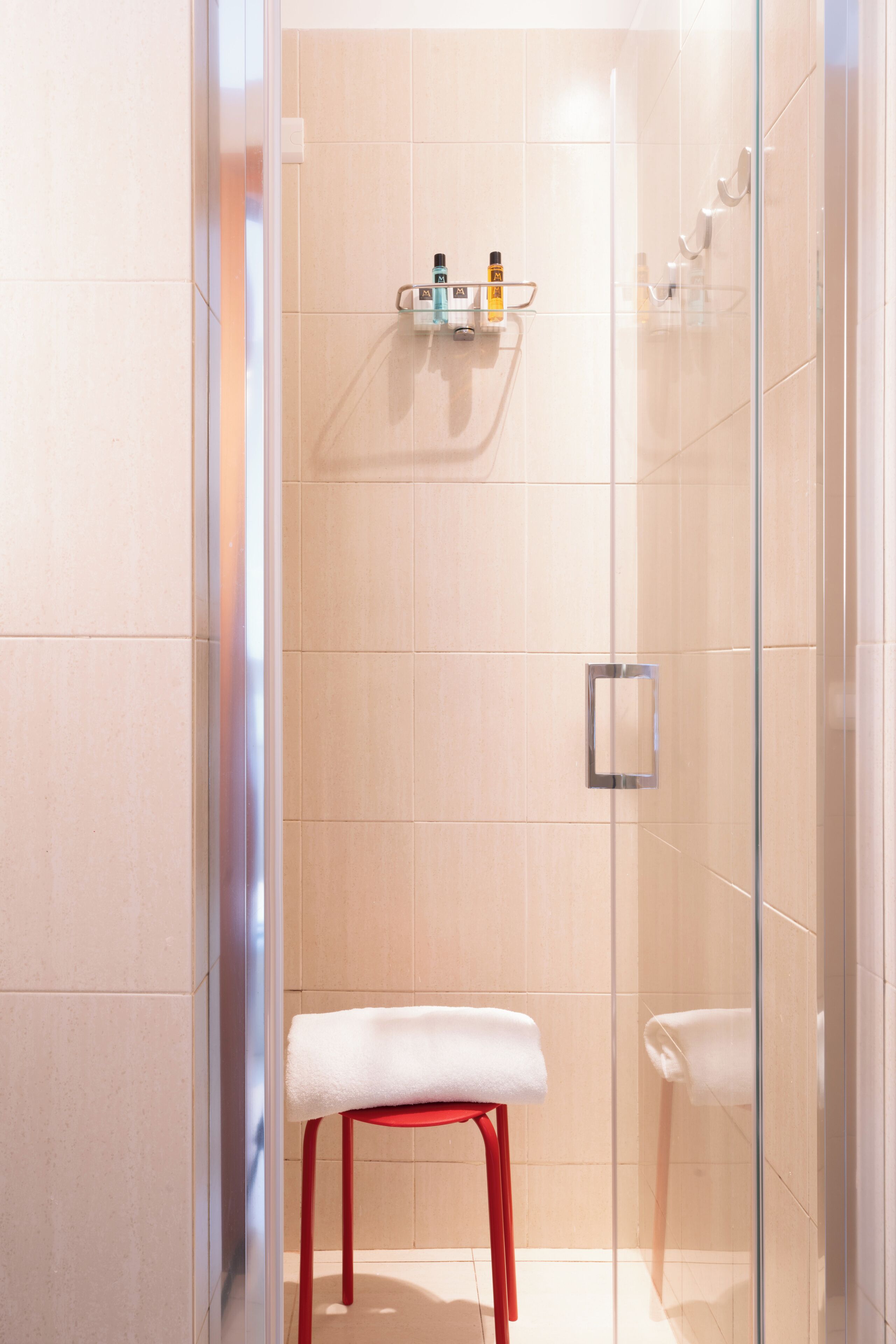 Bruser, hårtørrer, bidet, håndklæder