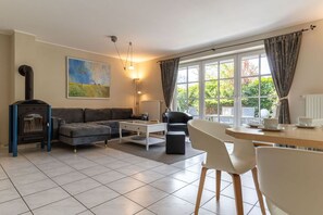 Smart-TV, Kamin, DVD-Player, Tischtennisplatte