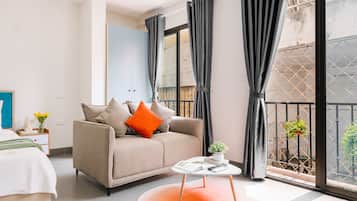 Deluxe Studio, Balcony | 1 bedroom, blackout drapes, soundproofing, iron/ironing board