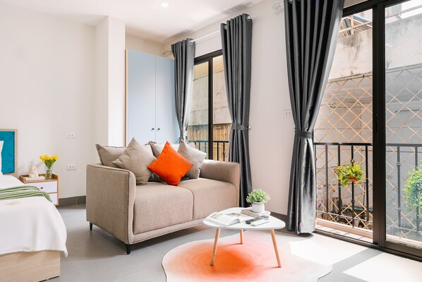 Estudio Deluxe, balcón | Cortinas blackout, insonorización y tabla de planchar con plancha 