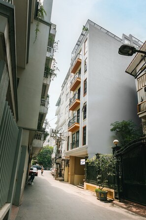 Front of property - Cindy's Westlake Apartment (Hanoi)