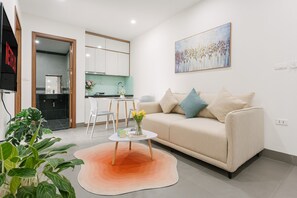 Apartamento de lujo, 2 habitaciones, vistas a la ciudad | Cortinas opacas y sistema de insonorización