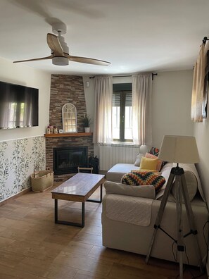 Smart TV, fireplace - Casa Rural Playa de Altomira, ¡montaña y Playa en un Mismo Entorno! (CM)