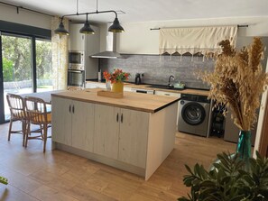 Refrigerador, microondas, horno, placa de cocina