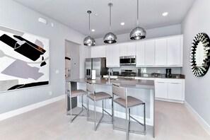 Micro-ondes, four, plaque de cuisson, lave-vaisselle