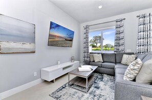 Smart TV - Comfy Condo Retreat near Disney with Resort & Waterpark Access - B45-137 (Kissimmee)