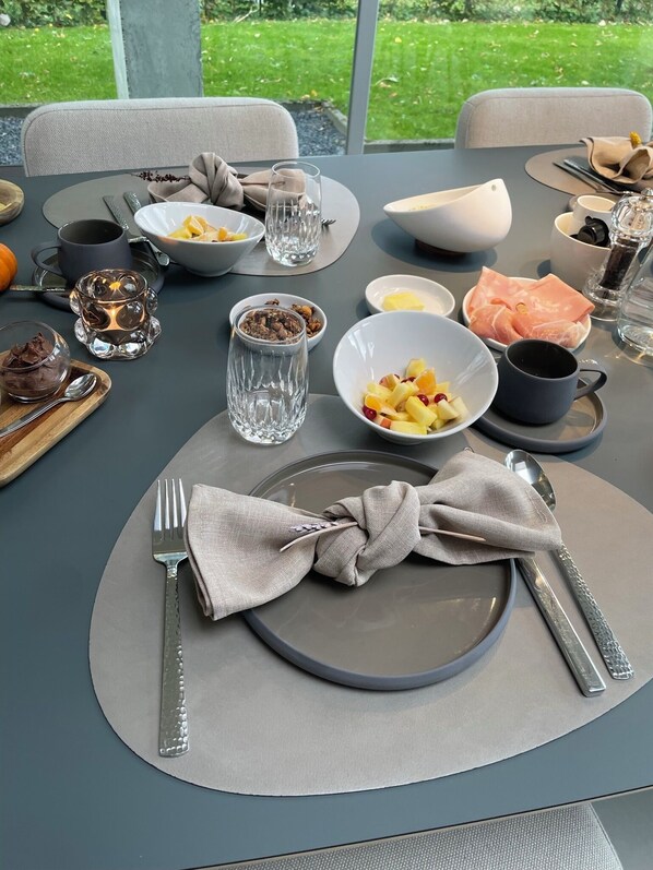 每日供应全套早餐(每人 EUR 18.50)