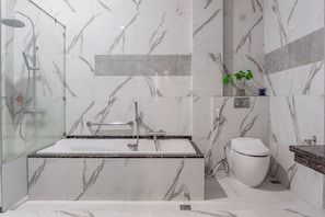 Family Suite | Bathroom | Shower, towels, soap - Capital O 93991 Hakobox Kostel (Bandar Lampung)