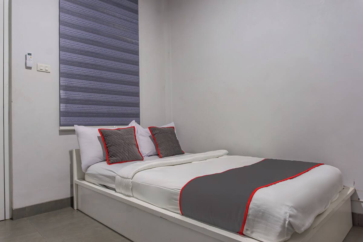 1 bedroom, bed sheets