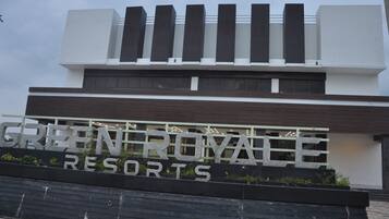 المنشأة من الخارج