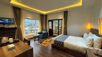 Hypo-allergenic bedding, desk, laptop workspace, free WiFi