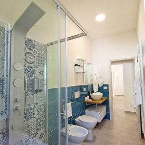 Doccia, asciugacapelli, bidet, asciugamani