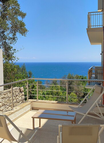 Apartment with garden and sea-view terrace from which to admire magical sunrises.