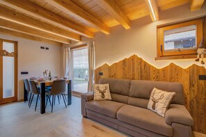 Family Apartment, Multiple Bedrooms (Casa Fiorita) | Living area | 21-inch flat-screen TV with satellite channels, fireplace - Casa Fiorita (Livigno)