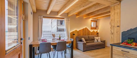 Ein gemütliches Interieur mit einer Holztischlerei, einer Couch und einer Küchenarbeitsfläche.