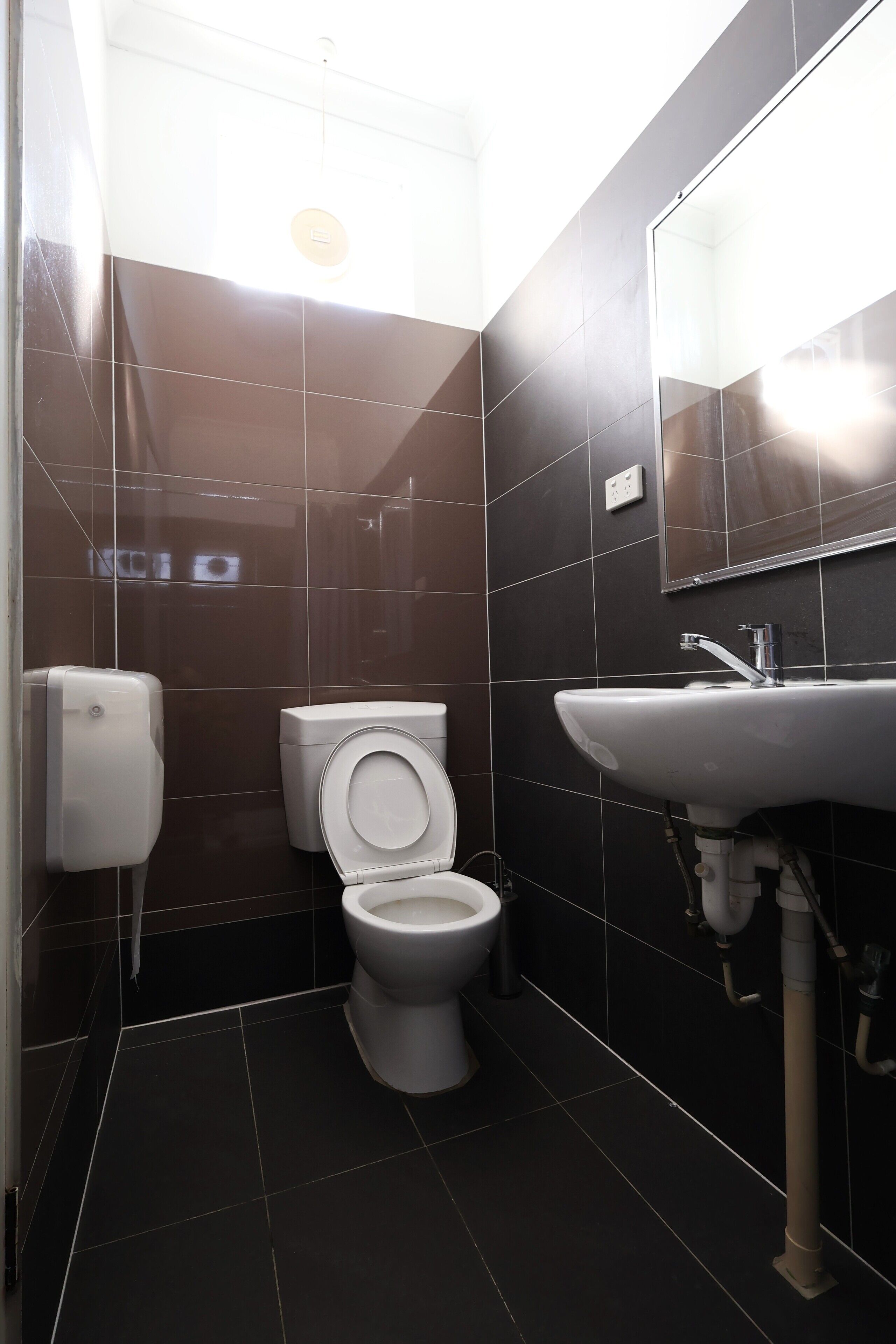 Photo - Wallaby Backpackers Hostel Perth - note - Valid passport required to check in