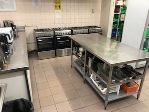 KylskÄp, mikrovÄgsugn och grytor/köksredskap