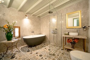 Quarto luxo, vista para o pátio | Banheiro | Secador de cabelo, chinelos, toalhas de banho, sabonete