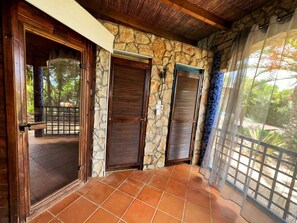 Hot stone massages, 1 treatment room