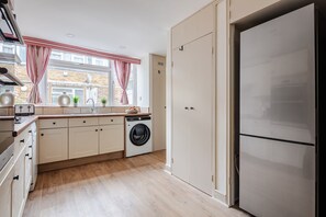 Kylskåp, mikrovågsugn, ugn och spishäll