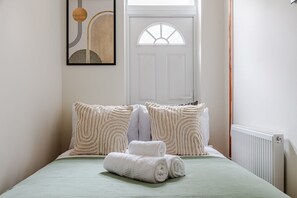 4 bedrooms, desk, iron/ironing board, travel cot