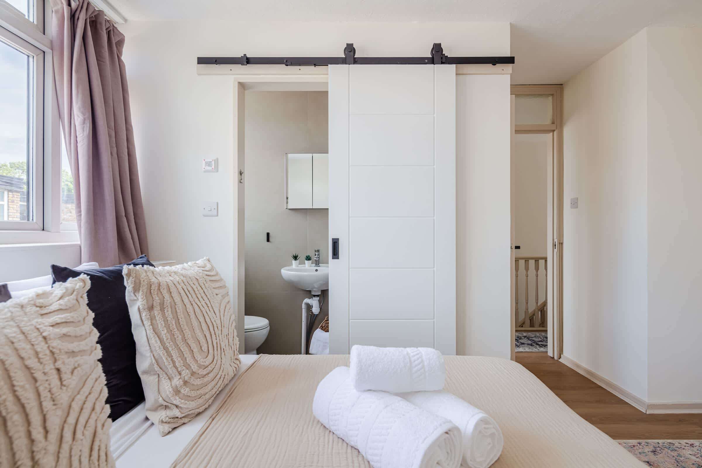 4 chambres, bureau, fer et planche à repasser, lit parapluie