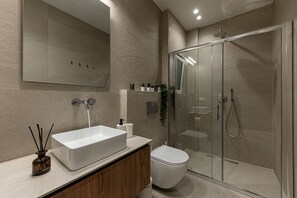 Luxury Apartment | Bathroom