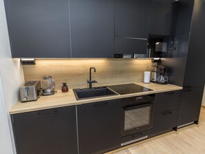 Køleskab, mikrobølgeovn, opvaskemaskine, køkkentøj/tallerkener/redskaber