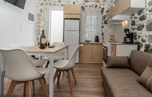 City stone houses kalymnos 2 | Vardagsrum | Platt-tv