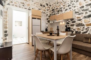 City stone houses kalymnos 2 | Wohnbereich | Flachbildfernseher