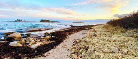 Playa en los alrededores y toallas de playa