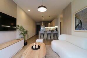 TV, offices - w* | Extraordinary 2BR with balcony in Miraflores (Miraflores)