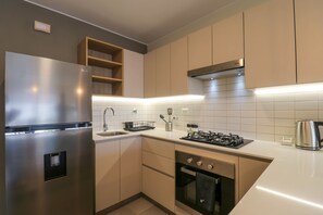 Fridge, microwave, oven, stovetop - w* | Extraordinary 2BR with balcony in Miraflores (Miraflores)